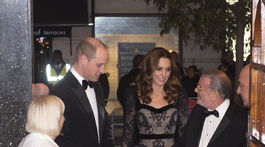 Vojvodkyňa Kate z Cambridge s princom Williamom zdravia hostiteľov večera. Kate si obliekla kreáciu z dielne Alexander McQueen. 