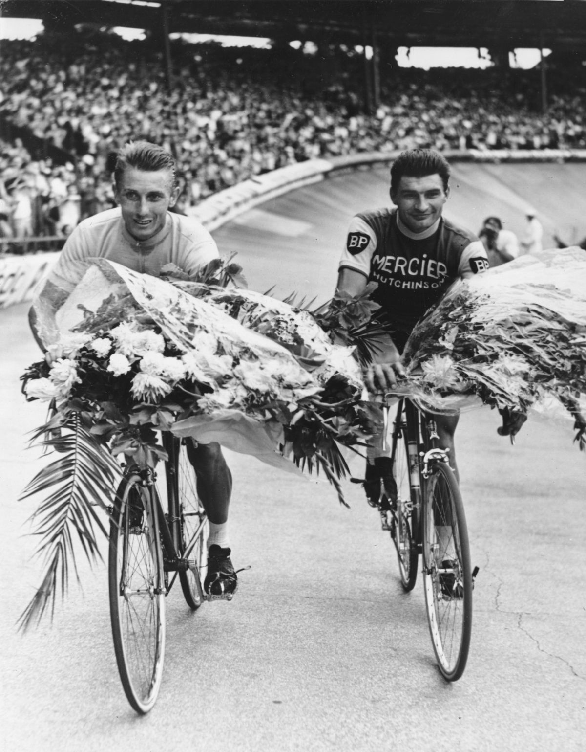 Jacques Anquetil (vľavo) a Raymond Poulidor na...