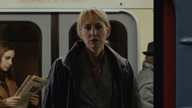 Hattie Morahan v seriáli Bez vedomia z dielne HBO.