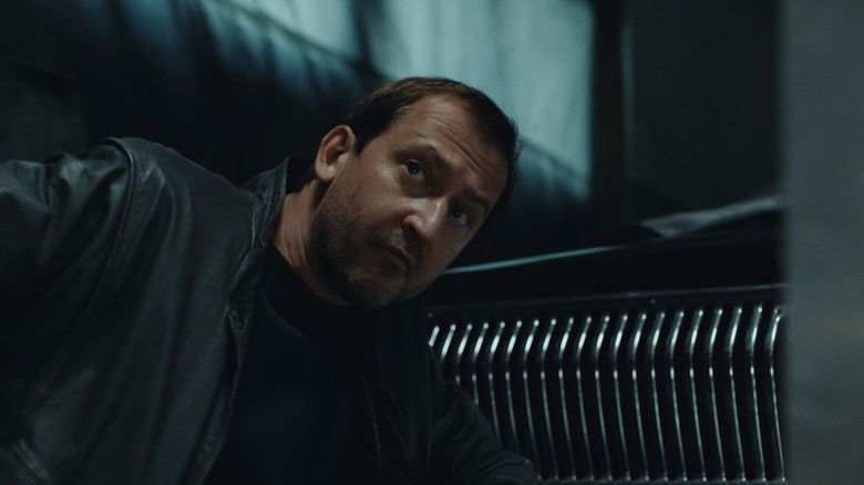 Martin Hofmann v seriáli Bez vedomia z dielne HBO.