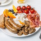 anglické raňajky, klobása, vajce, slanina,