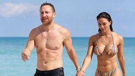 Dídžej David Guetta a jeho partnerka Jessica Ledon na pláži v Miami. 