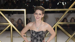 Herečka Kristen Stewart pózuje na premiére v šatách Thom Browne. 