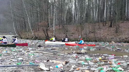 Smeti z osád zamorili Ružín. Pozrite si, ako sa člny brodia v špine