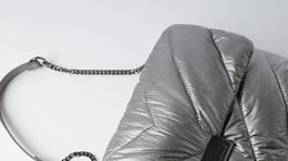 Vatovaná kabelka na retiazke Zara. Predáva sa za 29,95 eura. 