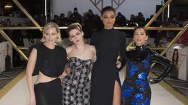 Zľava: Režisérka Elizabeth Banks a herečky Kristen Stewart, Ella Balinska a Naomi Scott pózujú na londýnskej premiére filmu Charlieho anjeli. 