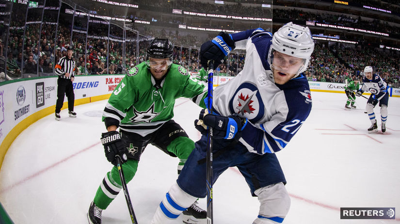 Obranca Dallasu Andrej Sekera v súboji s...