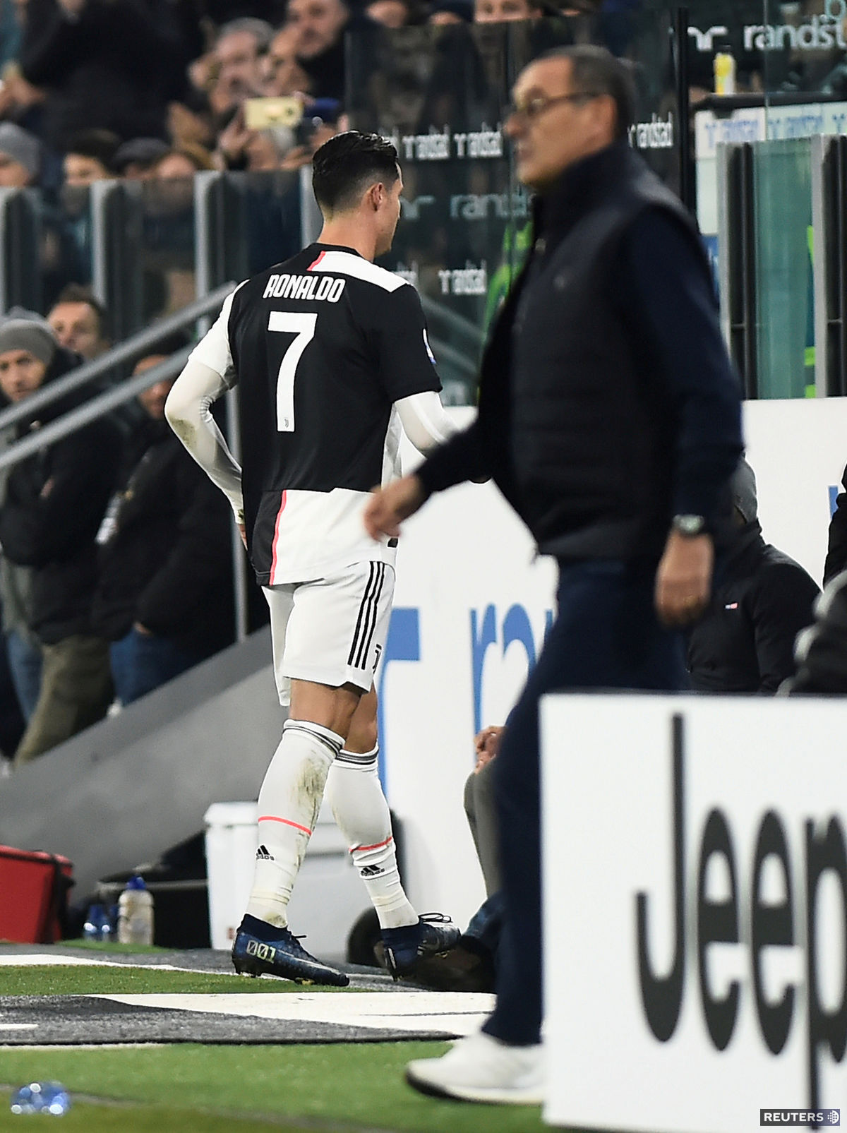 Cristiano Ronaldo opúšťa ihrisko po tom, ako ho...