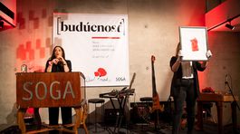 Licitátorka Nina Gažovičová (vľavo) počas charitatívnej dražby kresieb detí, ktoré si vzalo pod patronát občianske združenie Divé maky, v priestoroch umelecko filantropickej platformy collective.
