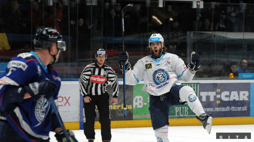 Mitch Versteeg oslavuje strelený gól v bielom...