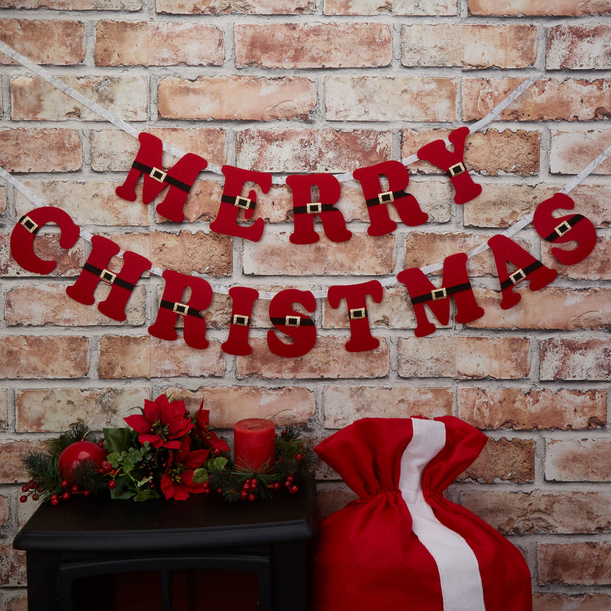 Červený nápis na stene a pod ním červeno-zelené...