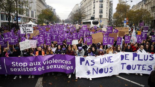 Proti násiliu voči ženám protestovali v Paríži tisíce ľudí