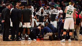 Boston vystrašilo zranenie opory. Po zrážke so spoluhráčom skončila v nemocnici 