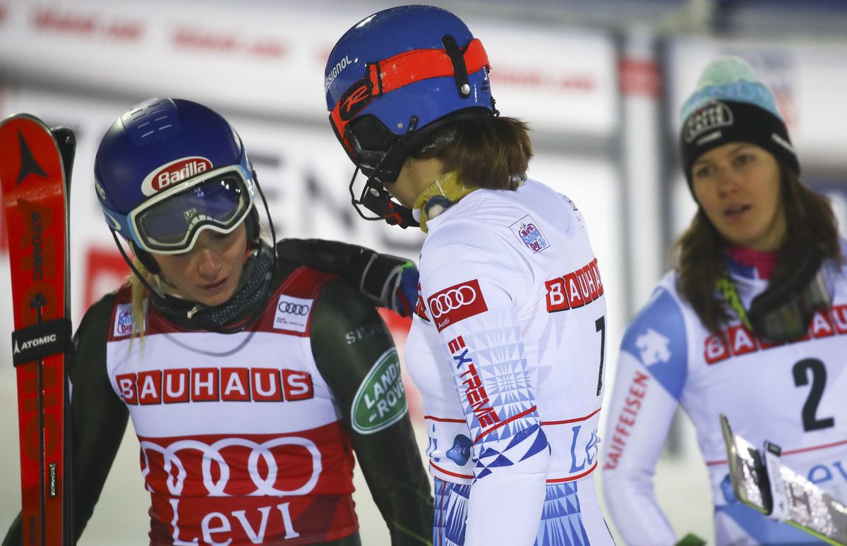 Petra Vlhová gratuluje Mikaele Shiffrinovej k...