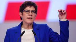 Líderka CDU pokračuje. Zatiaľ