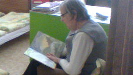 Starenky z Bratislavy čítajú deťom rozprávky pred spaním