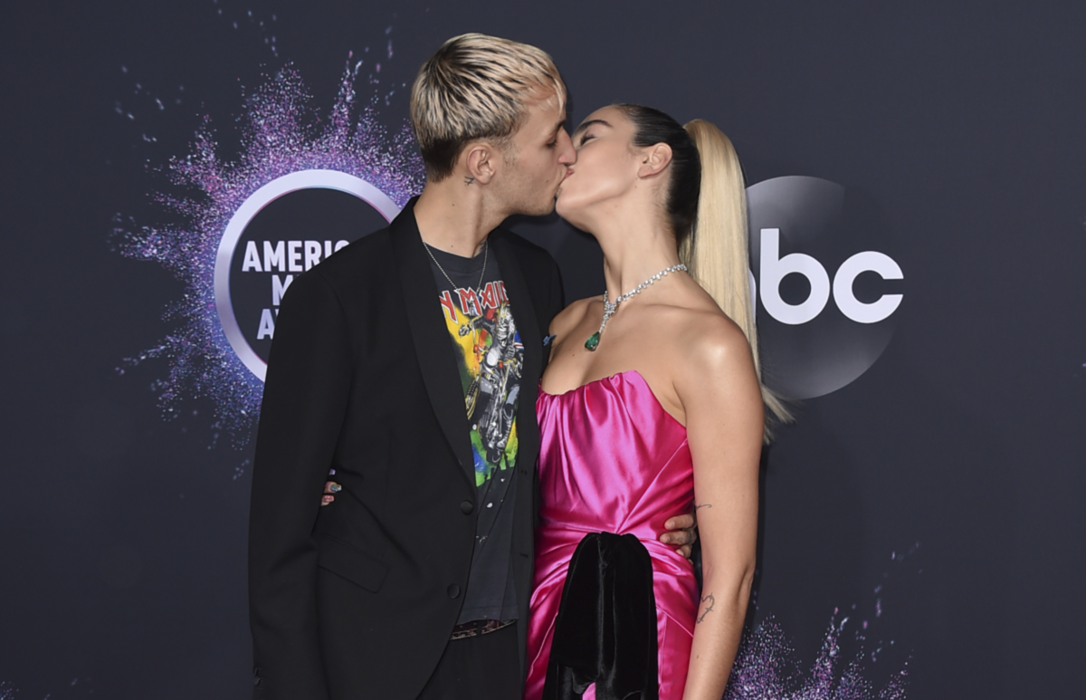 Dua Lipa a Anwar Hadid  počas American Music...