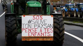 Francúzski poľnohospodári balíkmi sena zablokovali Champs-Élysées