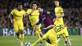 Krízou zmietaný Neapol zaskočil Liverpool. Messi čaroval proti Dortmundu