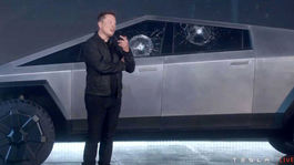 Tesla Cybertruck: Prečo sa nezničiteľnému pikapu rozbilo okno? Vysvetľuje priamo Musk