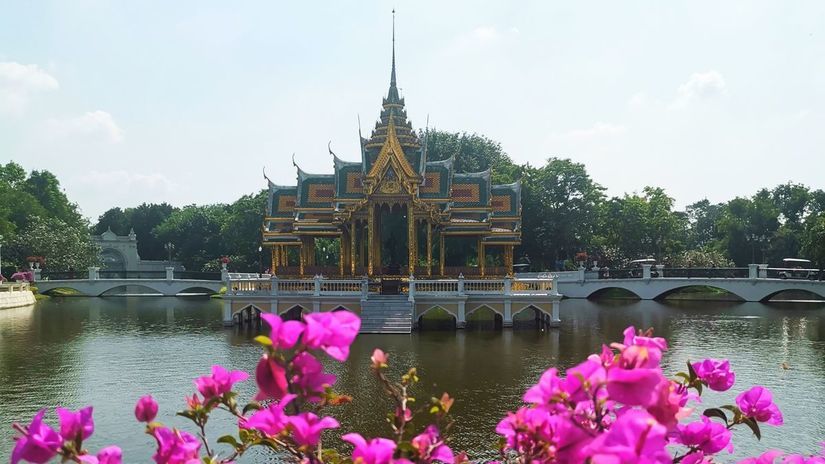 Pavilón uprostred jazierka v komplexe Bang Pa-In.