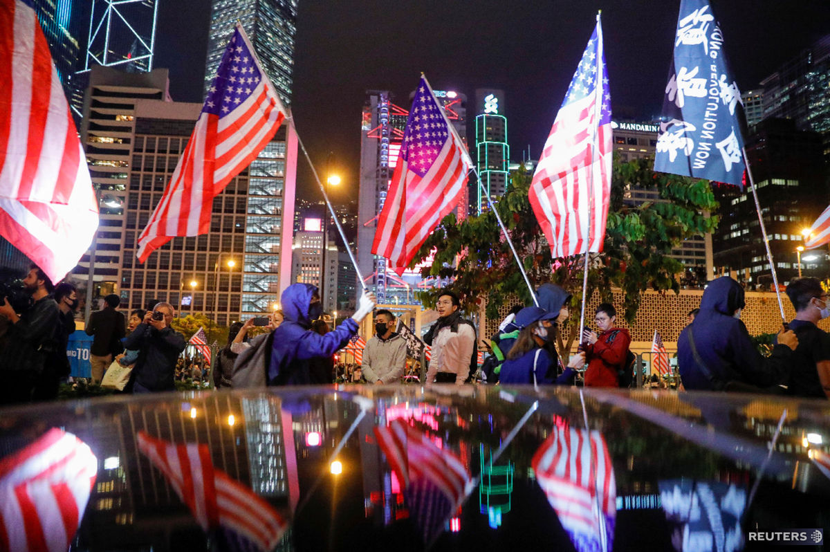 Protestujúci v Hongkongu s americkými vlajkami.