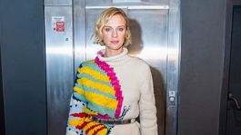 Herečka Antónia Lišková a jej voľba eklektického stylingu s hrubým výrazným svetrom so vzorom, vzorovanej plisovanou sukňou a farebných čižmičiek. 