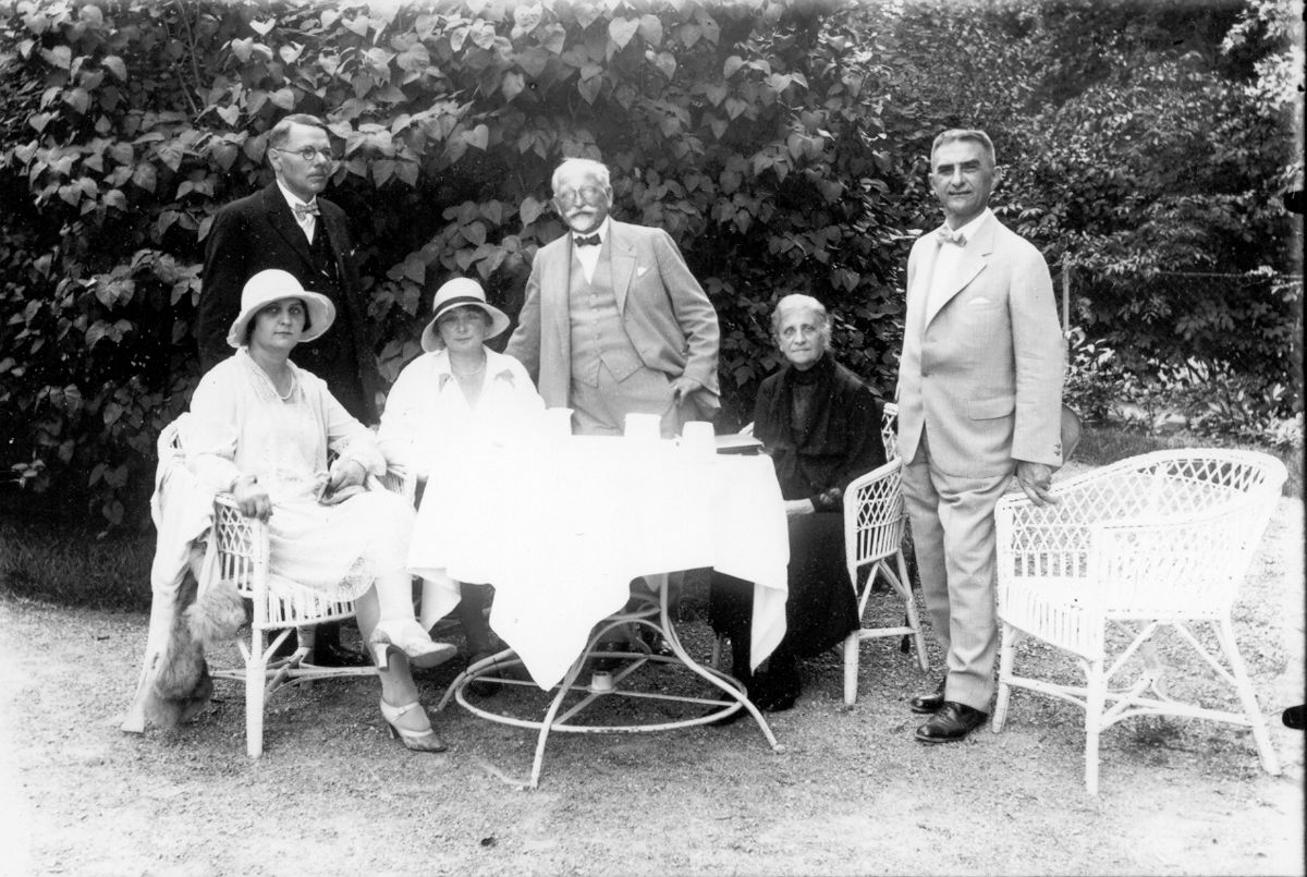 Alfons Mucha (drugi od prawej) podczas...