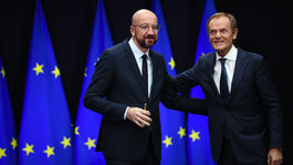 Tusk sa lúči a zároveň zostáva