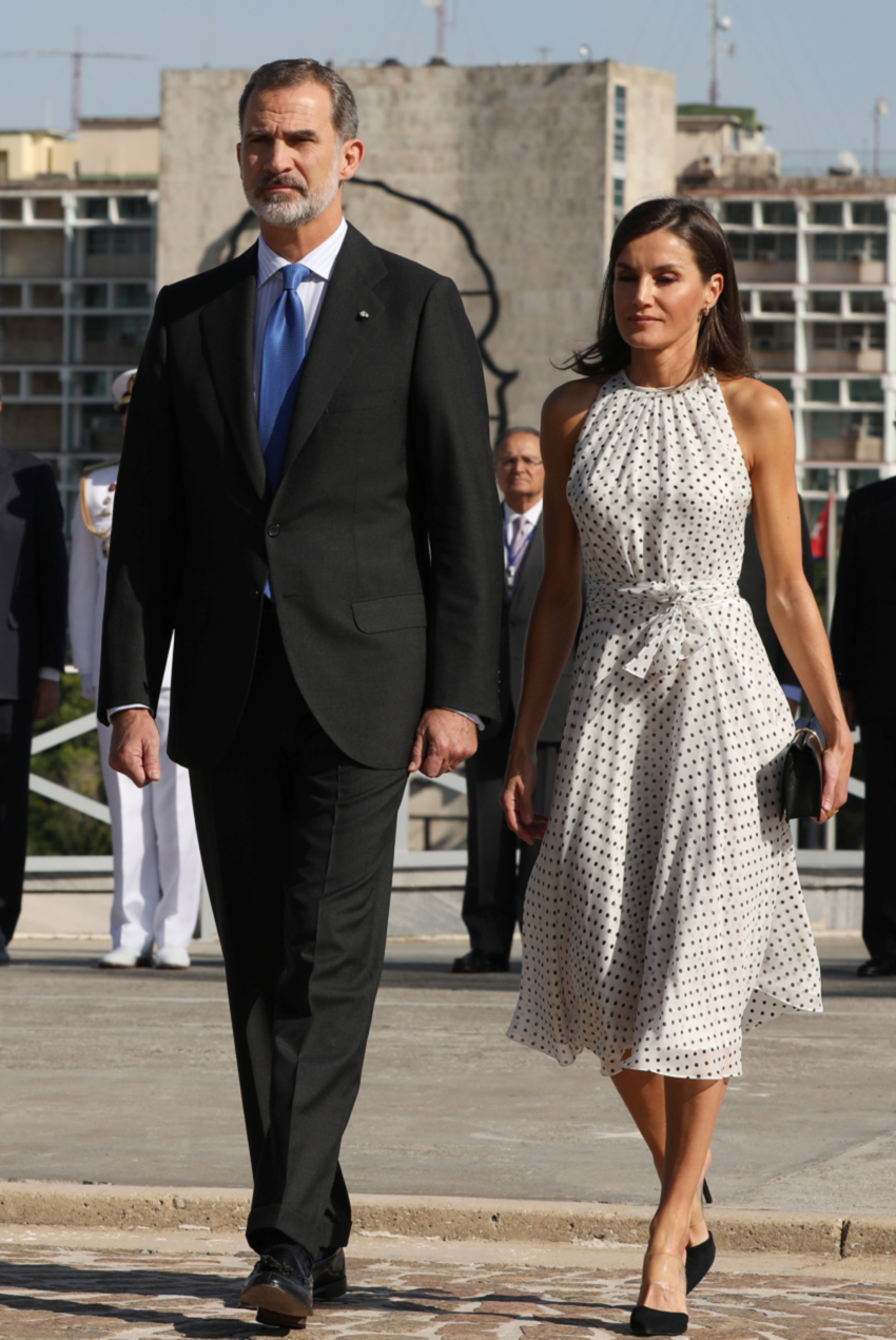 Kráľovná Letizia má na sebe bodkovaný model...