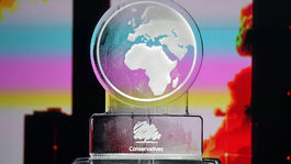 Namiesto Johnsona a Faragea boli na predvolebnej debate ľadové sochy