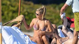 Ďalší deň na pláži, Sofia Richie znovu v bikinách! Je tu niekto viac sexy?