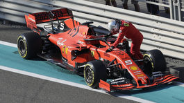 Vettel je trojnásobný otec. Prišiel s oneskorením a havaroval