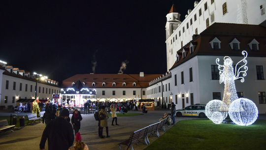 Na Bratislavskom hrade sa začali štvrtým rokom vianočné trhy