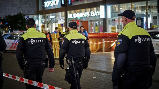 Polícia zatkla v Haagu muža podozrivého z pobodania troch tínežderov