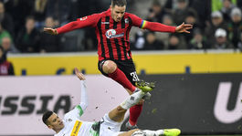 Mönchengladbach aj s Bénesom zvládol prestrelku a vedie Bundesligu