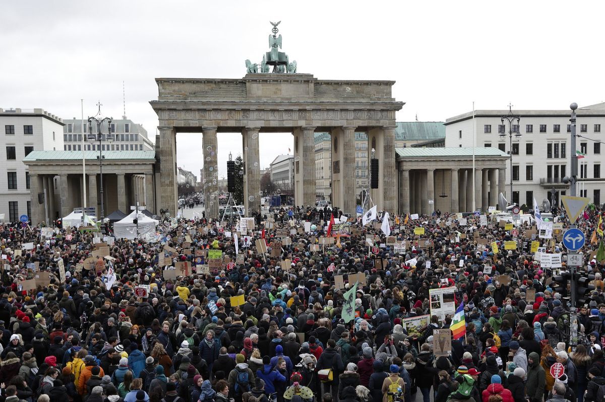 Mladí ľudia protestujú pred Brandenburgskou...