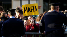 Maltského premiéra Muscata uväznili v parlamente, obliehajú ho demonštranti