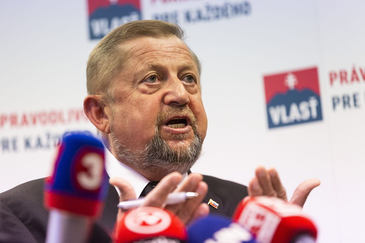 Na snímke líder mimoparlamentnej strany Vlasť...