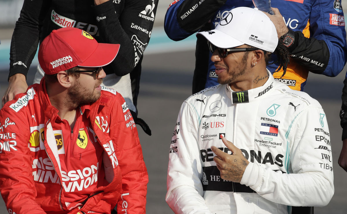 Sebastian Vettel z Ferrari a Lewis Hamilton z...