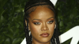 Speváčka Rihanna na vyhlásení cien British Fashion Awards.