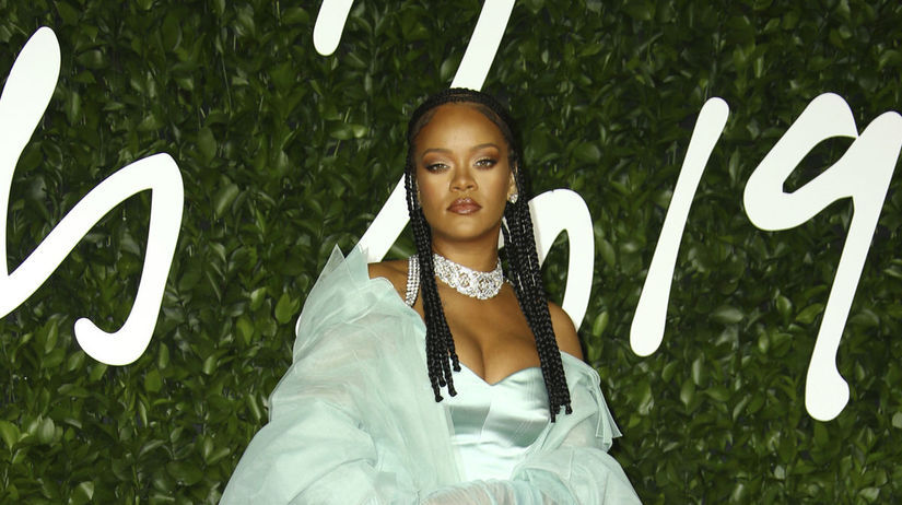 Speváčka Rihanna v kreácii z vlastnej kolekcie...