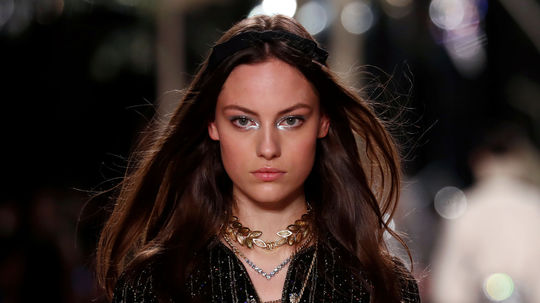 Modelka na prehliadke Metiers D'Art značky...