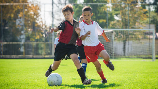 Deťom do 12 rokov zakázali v Británii na futbalových tréningoch hlavičkovať
