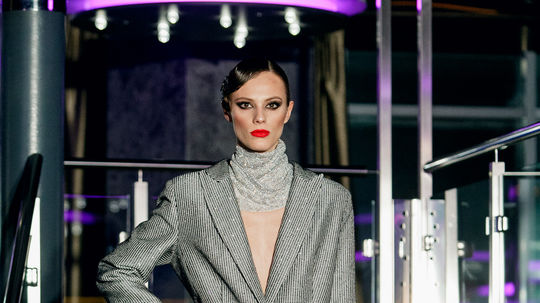 Modelka v kreácii dizajnéra Fera Mikloška z...