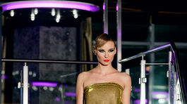 Modelka vo večernej kreácii z kolekcie Miklosko Fashion Design Jeseň/Zima 2019/2020.