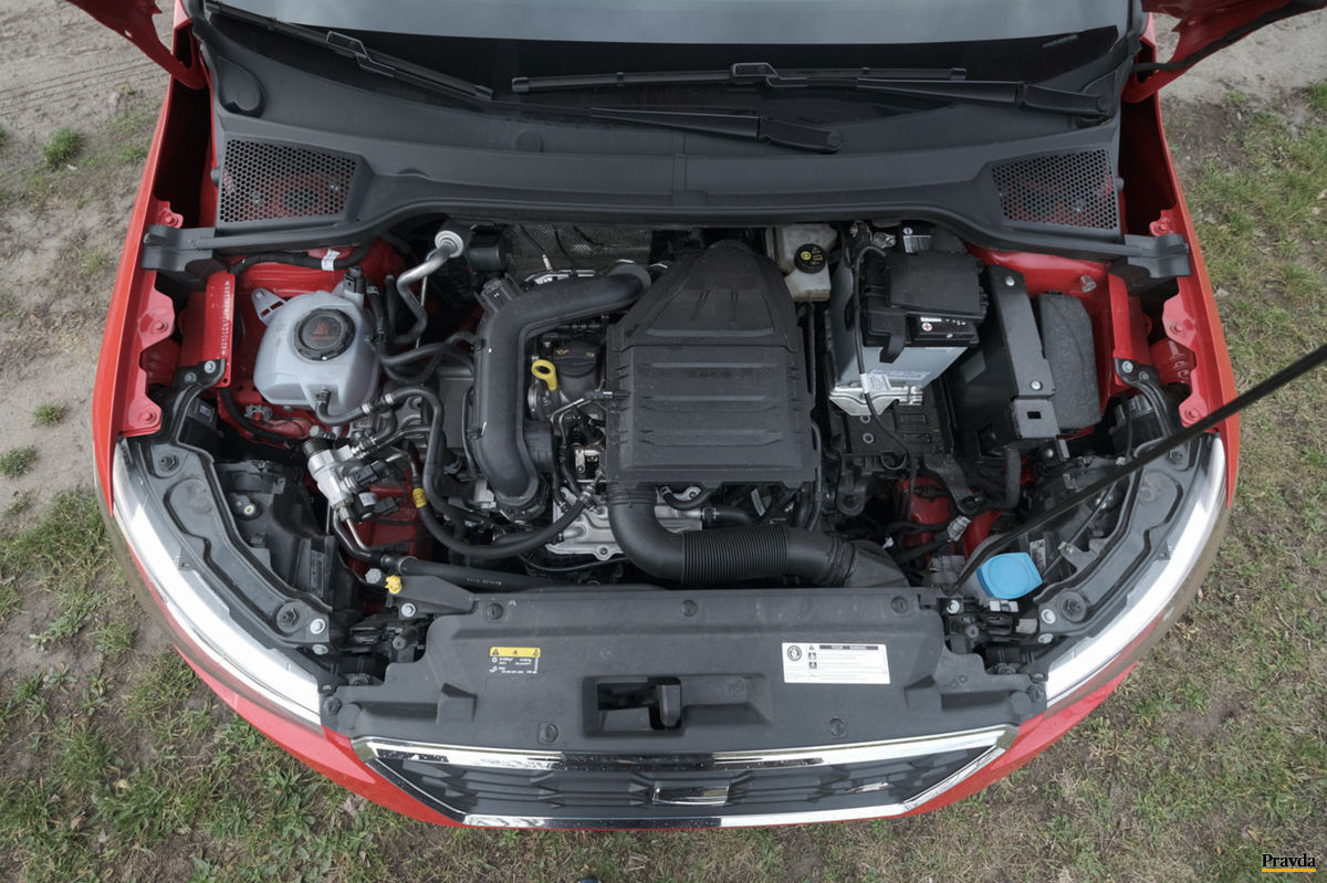 Preplňovaný litrový motor má tri valce a 90 koní.