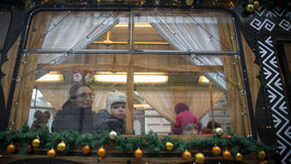 Centrom Bratislavy začala v piatok popoludní premávať vianočná električka