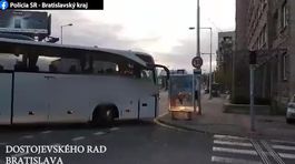 Autobus zablokoval dopravu v Bratislave, odniesol si to semafor