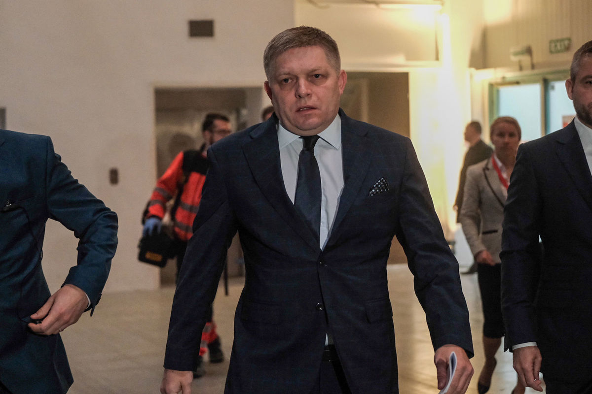 Predseda Smeru Robert Fico odchádza zo snemu...